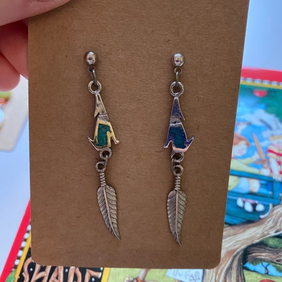 🌎🌎Native Am inspired turquoise dog earrings - Picture 3 of 4